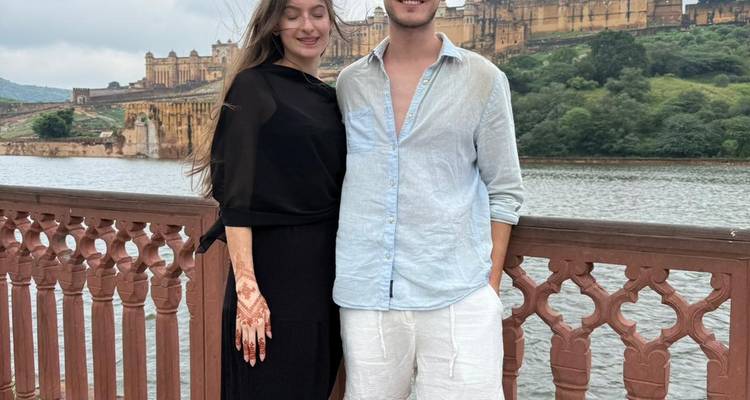 Couple posant avec le Fort d'Amer en arrière-plan.