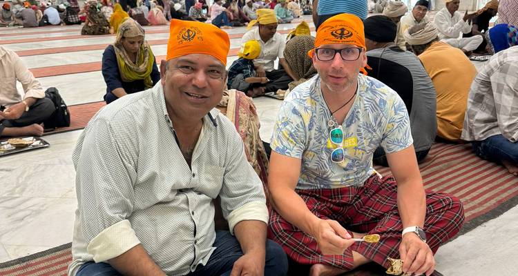Des personnes assises à l'intérieur avec des foulards orange.