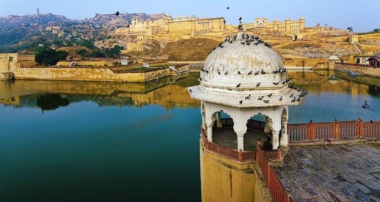Vue du fort d'Amer avec un pavillon à Jaipur.