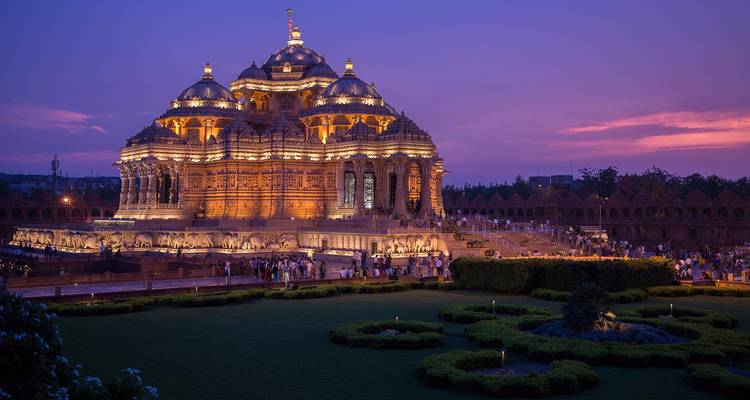 Le temple d'Akshardham magnifiquement illuminé la nuit.