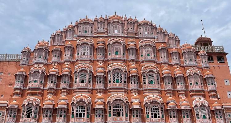 Vue de face du Hawa Mahal avec sa façade unique.