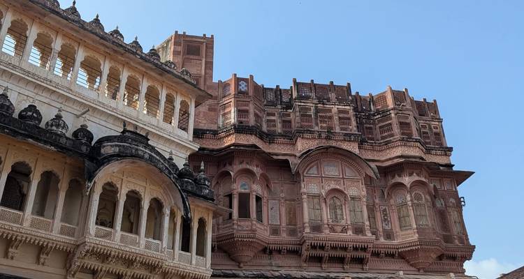Détails architecturaux d'un fort historique avec un ciel dégagé.