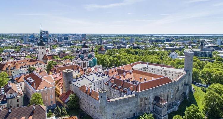 Luftaufnahme einer historischen Stadt mit einer großen Festung.