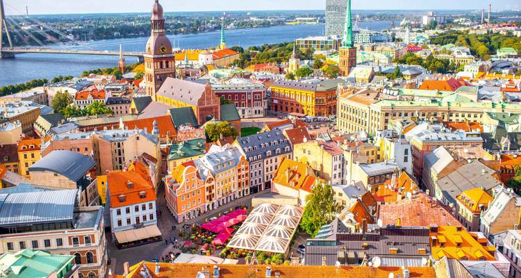 Luftaufnahme einer lebendigen Stadt mit einem Fluss, der hindurchfließt.