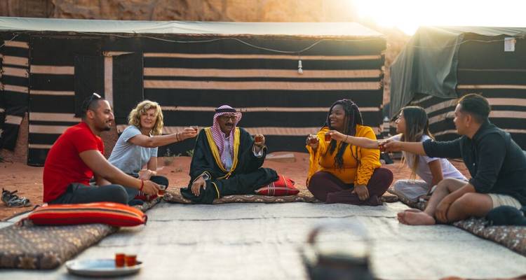 Un groupe savourant un repas traditionnel dans une tente bédouine.