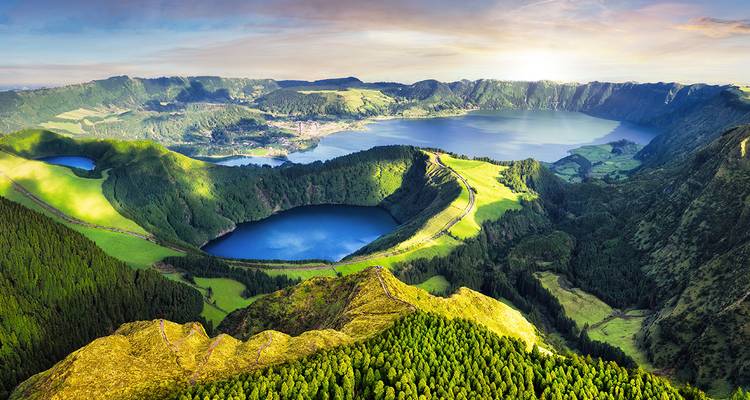 Vue panoramique des lacs de cratère volcanique de Sete Cidades et des montagnes environnantes