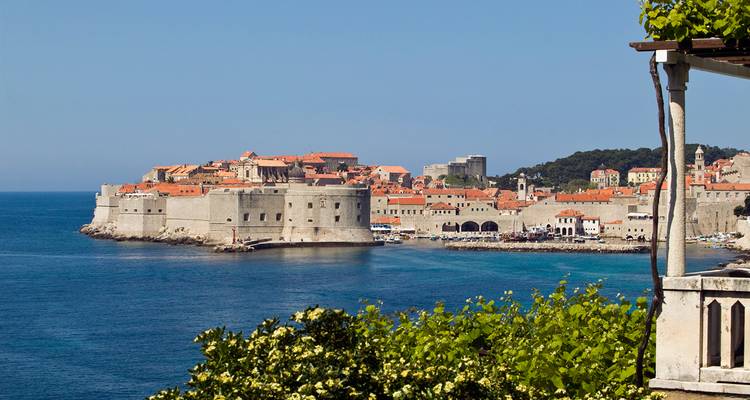 Panoramablick auf die Altstadtmauern und Küste von Dubrovnik.