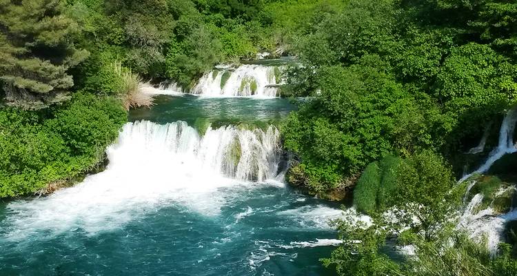 Wasserfälle umgeben von üppigem Grün im Nationalpark Krka.