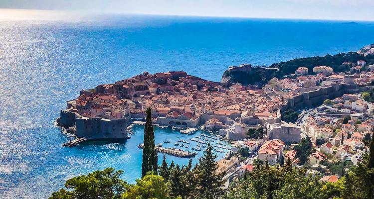 Weitläufige Luftaufnahme von Dubrovnik mit blauem Meer und historischer Architektur.