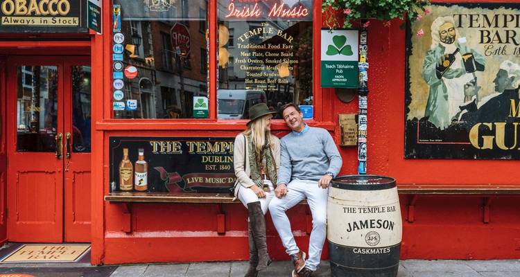Couple assis devant un pub irlandais traditionnel à Dublin.
