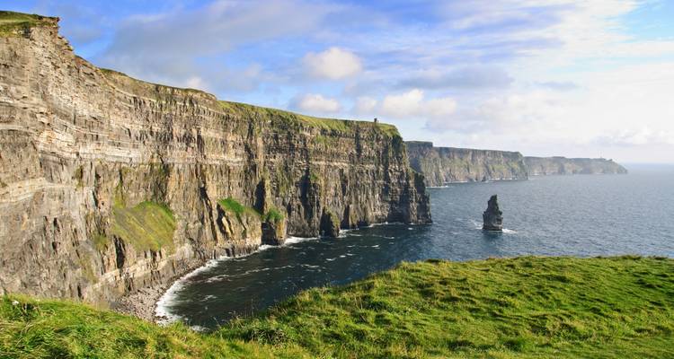 Vue panoramique des falaises de Moher au bord de la mer.
