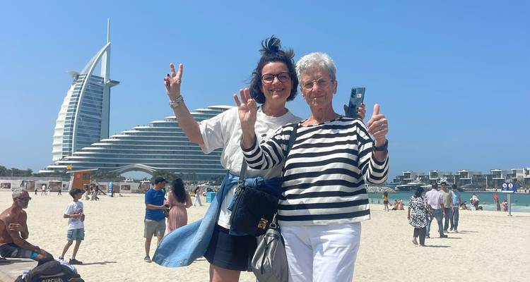 Deux femmes posant avec l'emblématique hôtel Burj Al Arab.
