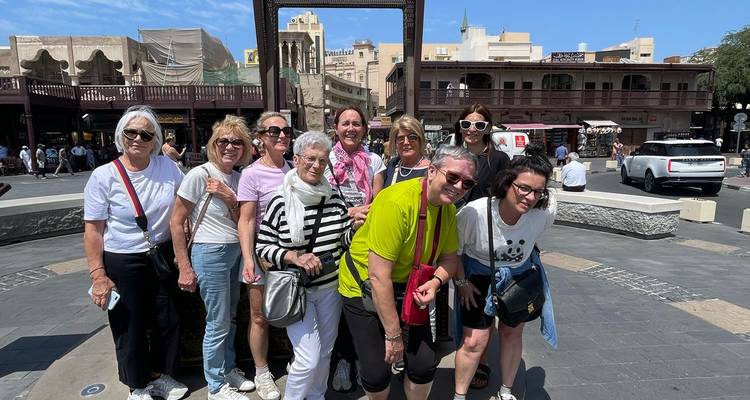 Groupe de femmes posant dans une zone de marché historique.
