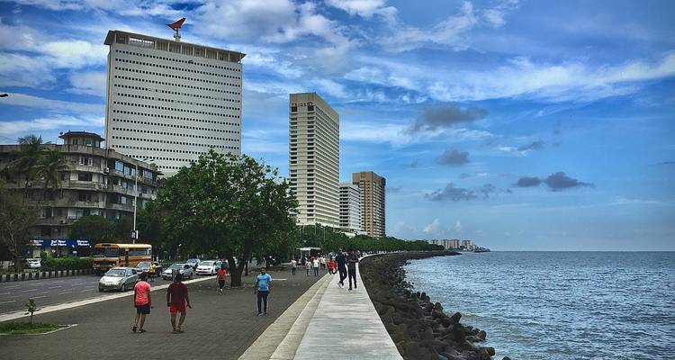 Promenade am Ozean mit Wolkenkratzern.