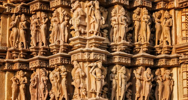 Sculptures détaillées sur la façade d'un temple.
