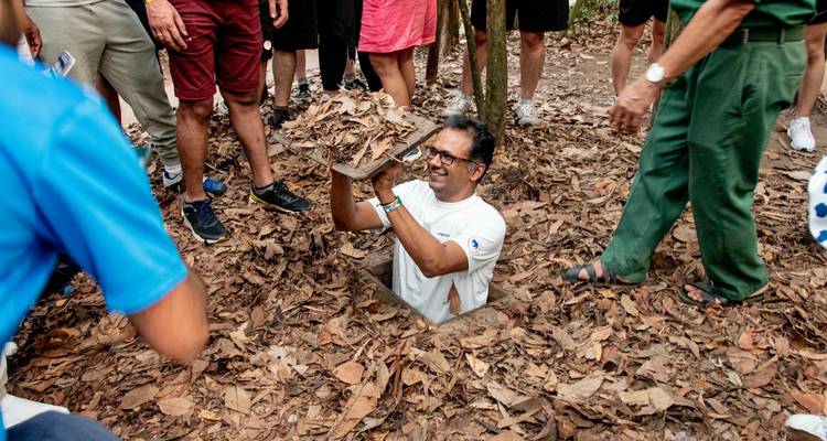 Une personne émergeant d'un tunnel dans une zone boisée.