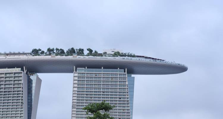 Gros plan du SkyPark en porte-à-faux au sommet de Marina Bay Sands s'élevant dans un ciel couvert.