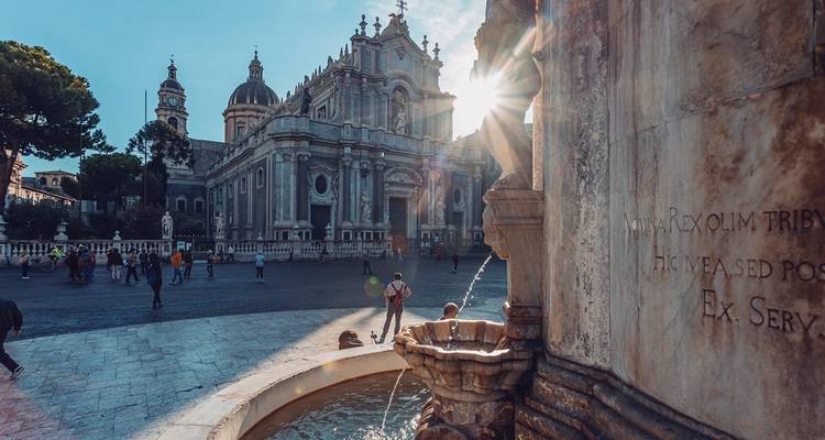 Kathedraal met een barokke gevel en een fontein op de voorgrond.