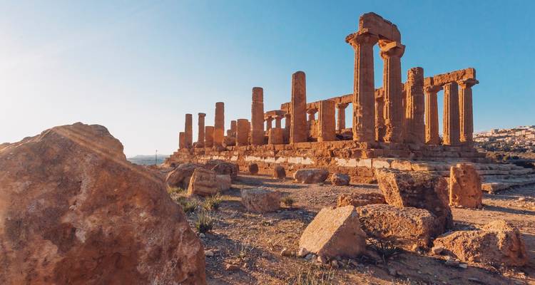 Oude tempelruïnes met een heldere blauwe lucht.