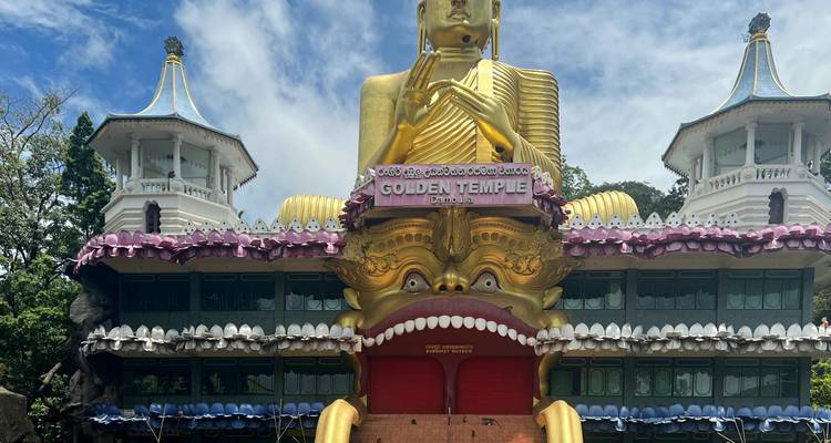 Goldene Buddha-Statue am Eingang eines Tempels.