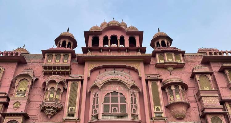 Façade colorée d'un palais avec des dômes et des arches
