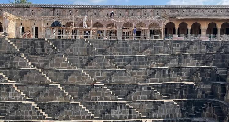 Bâtiment historique avec dômes et arches