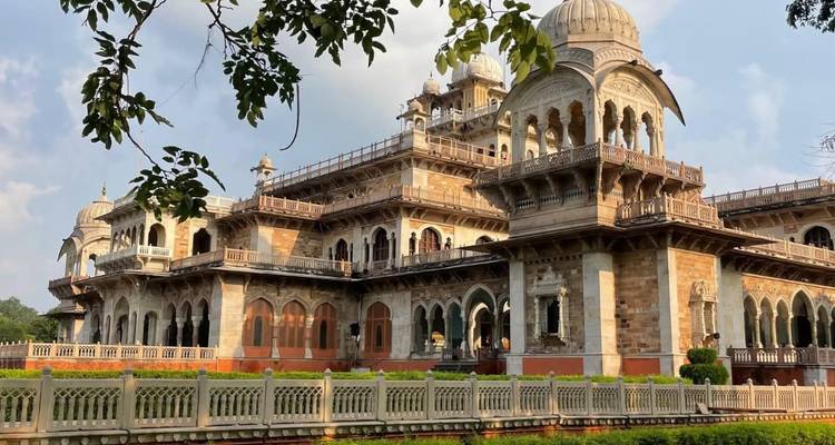Palais du patrimoine entouré de verdure