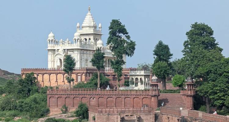 Pavillon en marbre blanc avec arbres