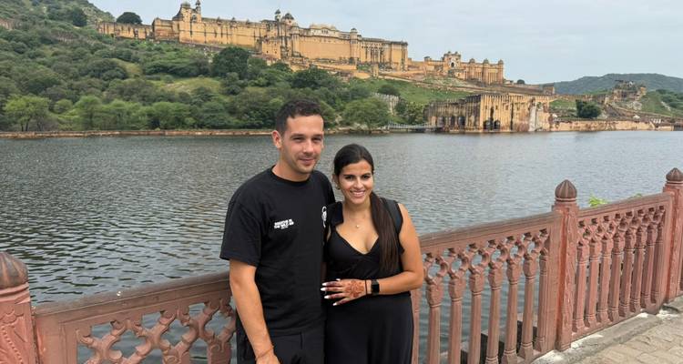 Couple au bord d'un lac avec un fort en arrière-plan