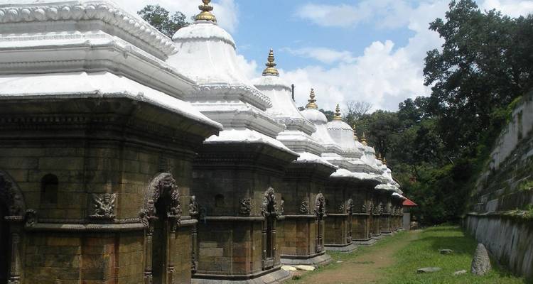 Rangée de temples blancs dans un jardin vert