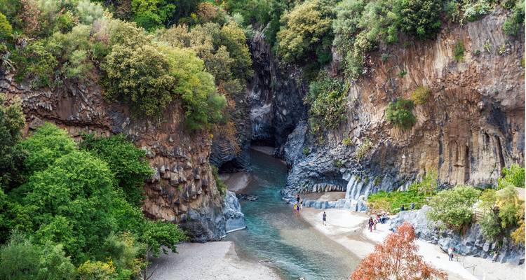 Schilderachtig uitzicht op de Alcantara-kloof met rotsformaties en rivier.