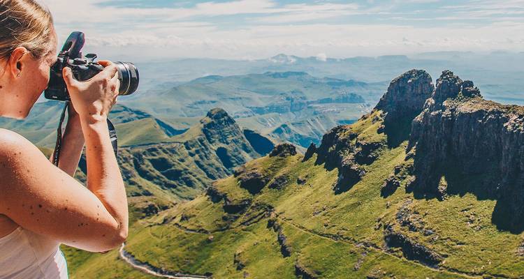 Photographe capturant des vues de montagne.