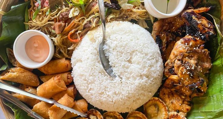 Repas traditionnel philippin servi sur des feuilles de bananier.