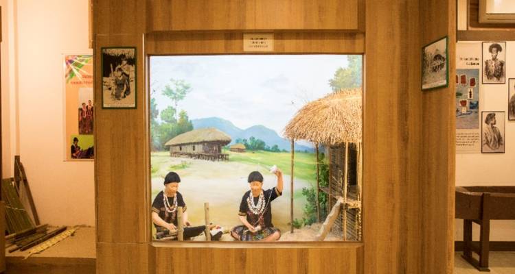 Exposition de musée présentant les pratiques traditionnelles de tissage.