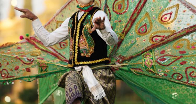 Homme vêtu d'un costume traditionnel élaboré.