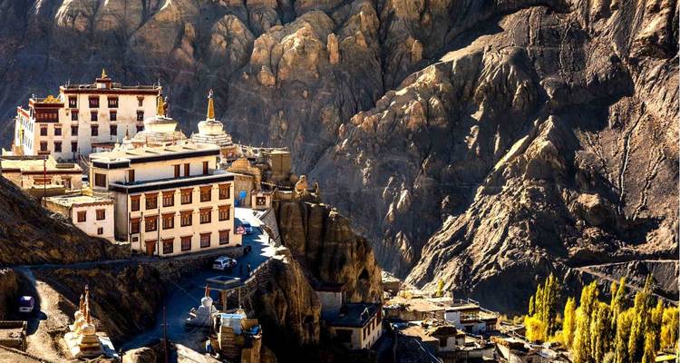 Complexe monastique sur montagnes rocheuses.