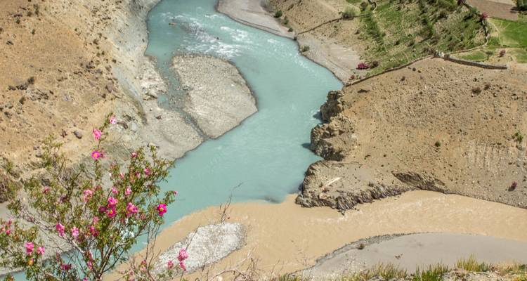 Rivière coulant à travers un paysage rocheux.