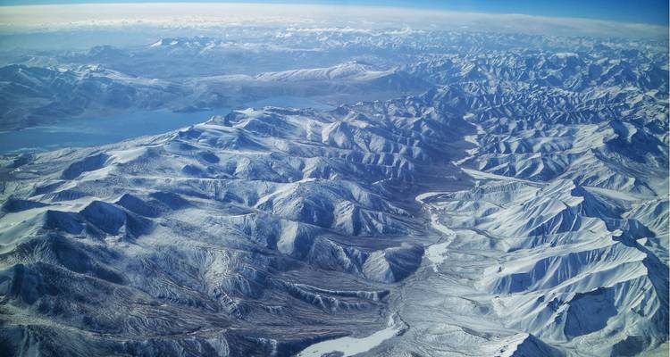 Vue aérienne de montagnes enneigées.