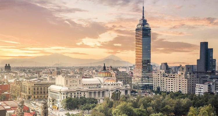 Panoramisch uitzicht op de skyline van Mexico-Stad met het Palacio de Bellas Artes en de Torre Latinoamericana bij zonsopgang