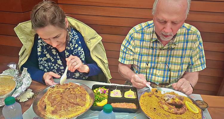 Deux personnes mangeant de la nourriture traditionnelle dans un restaurant.