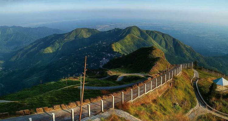 Vista panorámica de colinas verdes y exuberantes