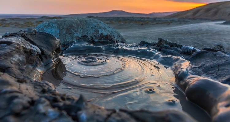 Schlammvulkan mit blubberndem Schlamm in Gobustan, Aserbaidschan.