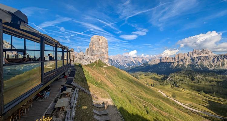Cinque Torri avec des vues panoramiques sur les montagnes et une plateforme d'observation.