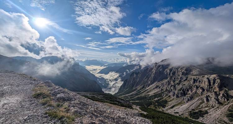 Vue de montagne époustouflante avec une mer de nuages en contrebas.
