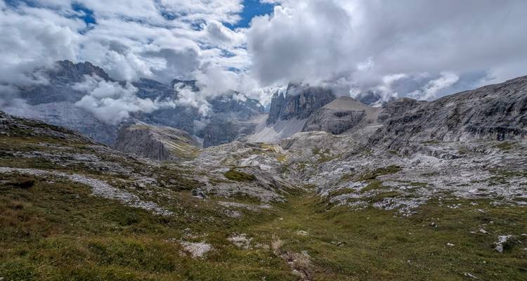 Terrain montagneux rocheux sous un ciel nuageux.