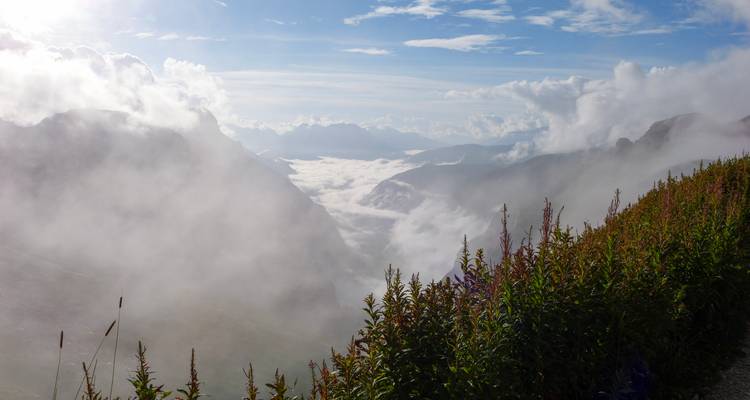 Lever de soleil sur les vallées brumeuses dans les montagnes.