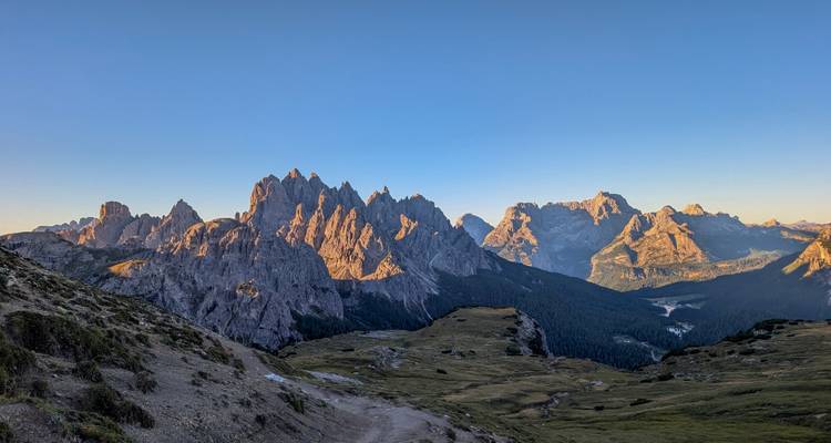Chaîne de montagnes avec un éclairage dramatique mettant en valeur les sommets.