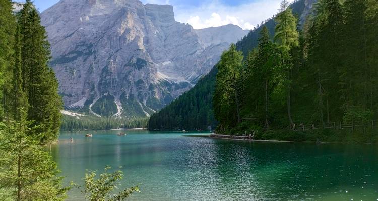 Beau lac entouré d'arbres et de montagnes.