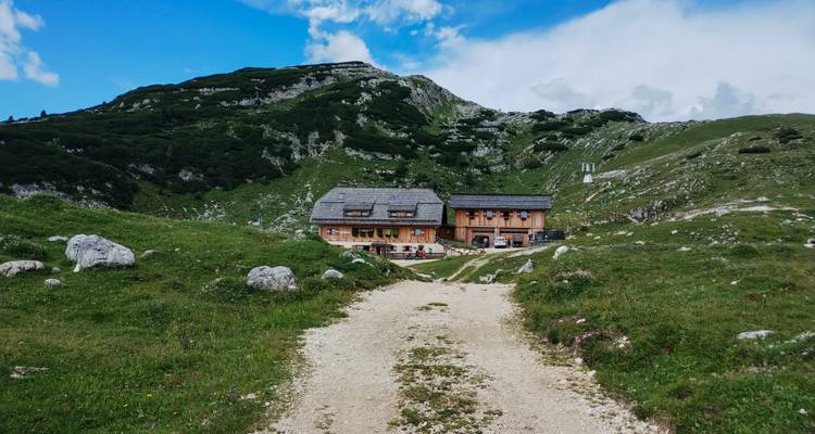 Refuge de montagne sur un sentier de terre dans la région alpine.