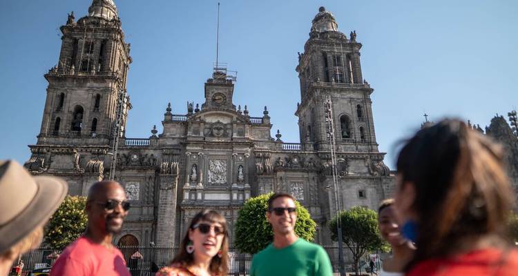 Un groupe de personnes devant une cathédrale historique.